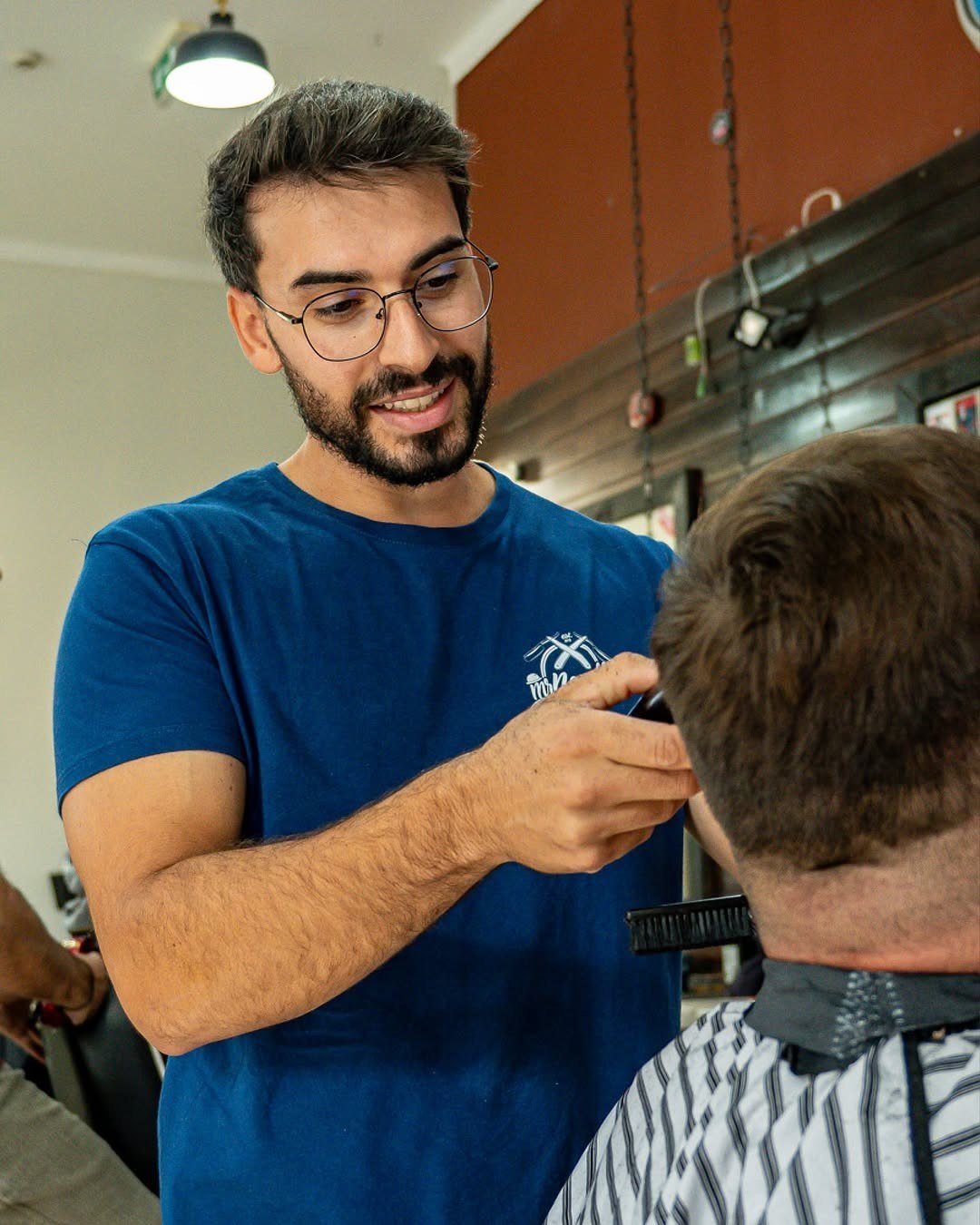 Barbeiro do Mr Navalha a cortar o cabelo a um cliente